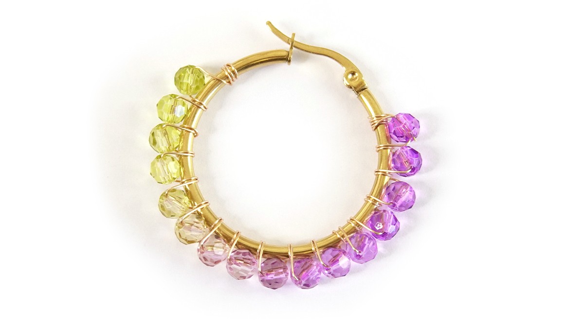 Créoles avec perles colorées dégradé de couleurs : Etape 4 Créoles avec perles colorées dégradé de couleurs : Etape 4