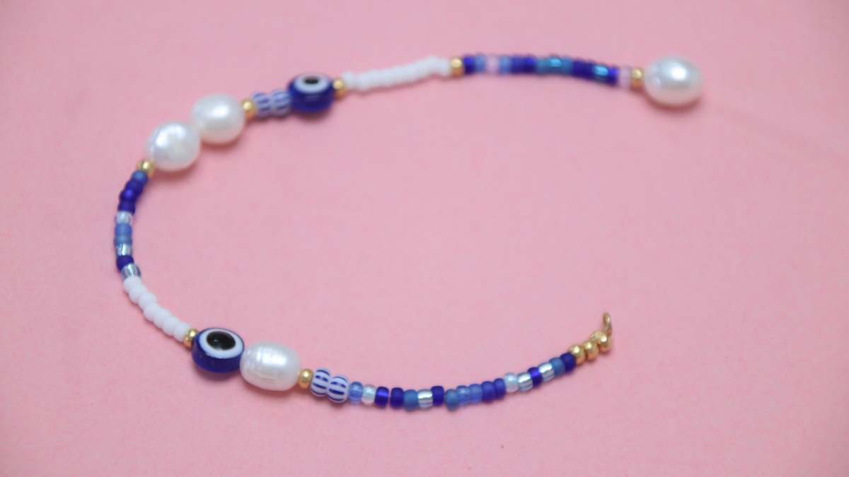 Collier de perles blanc et bleu pour l'été - Rocailles Miyuki et perles d'eau douce : Etape 6