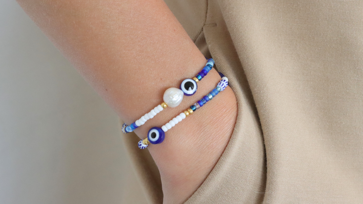 Collier de perles blanc et bleu pour l'été - Rocailles Miyuki et perles d'eau douce : Etape 8