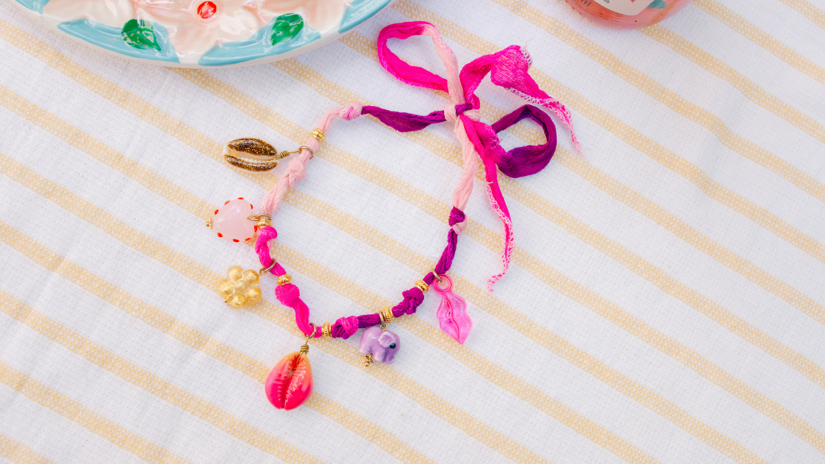 Schéma Bracelet de cheville avec breloques et ruban de soie Schéma Bracelet de cheville avec breloques et ruban de soie