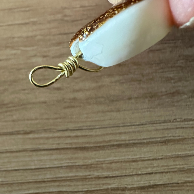 Bracelet de cheville avec breloques et ruban de soie : Etape 1 Bracelet de cheville avec breloques et ruban de soie : Etape 1