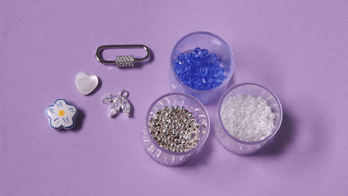 Collier fermoir ovale, toupies bleues et accumulation de breloques : Etape 1