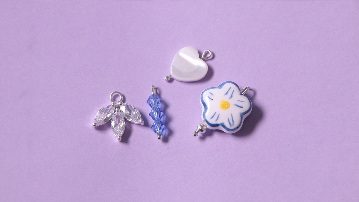 Collier fermoir ovale, toupies bleues et accumulation de breloques : Etape 4