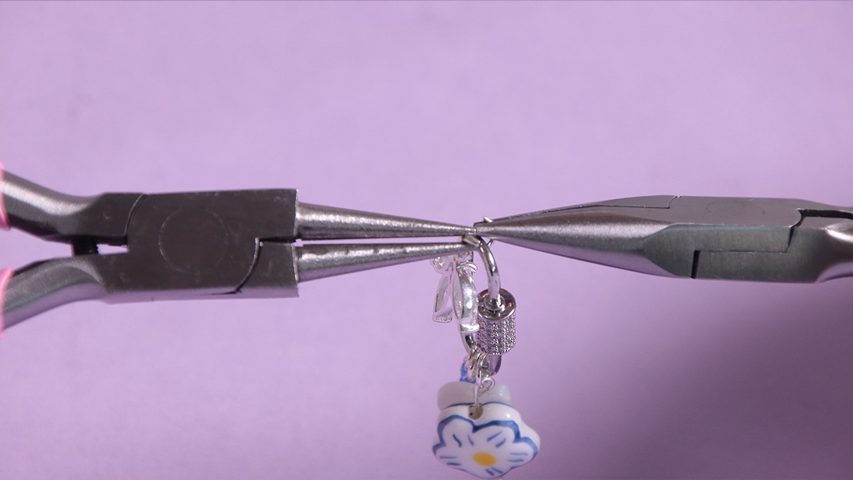 Collier fermoir ovale, toupies bleues et accumulation de breloques : Etape 11