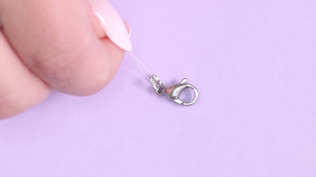 Collier fermoir ovale, toupies bleues et accumulation de breloques : Etape 8