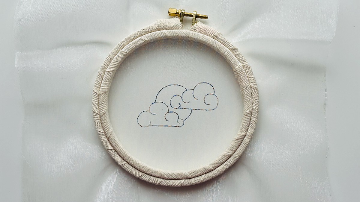 Broche Bijoux en forme de Lune Embrumée avec Cannetille et Fil Kreinik : Etape 1 Broche Bijoux en forme de Lune Embrumée avec Cannetille et Fil Kreinik : Etape 1