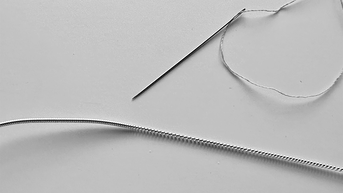 Broche Bijoux en forme de Lune Embrumée avec Cannetille et Fil Kreinik : Etape 2 Broche Bijoux en forme de Lune Embrumée avec Cannetille et Fil Kreinik : Etape 2