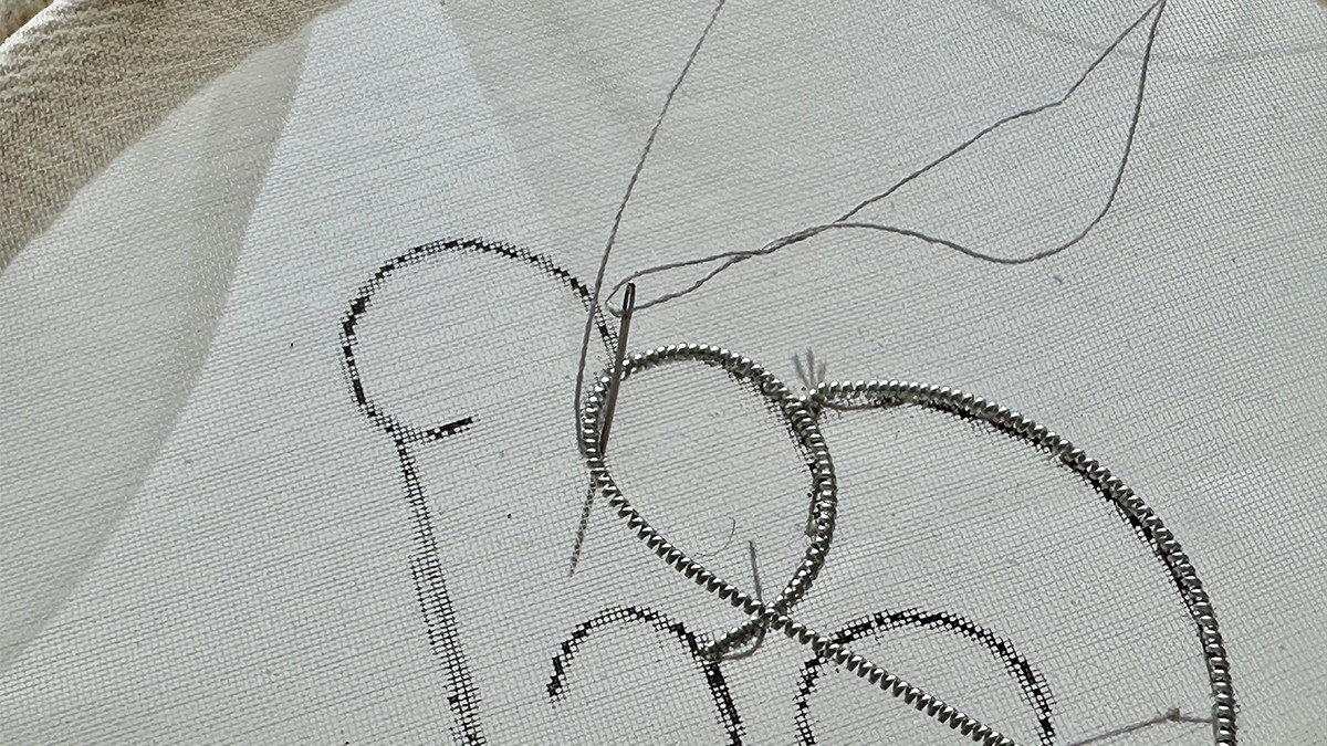 Broche Bijoux en forme de Lune Embrumée avec Cannetille et Fil Kreinik : Etape 3 Broche Bijoux en forme de Lune Embrumée avec Cannetille et Fil Kreinik : Etape 3