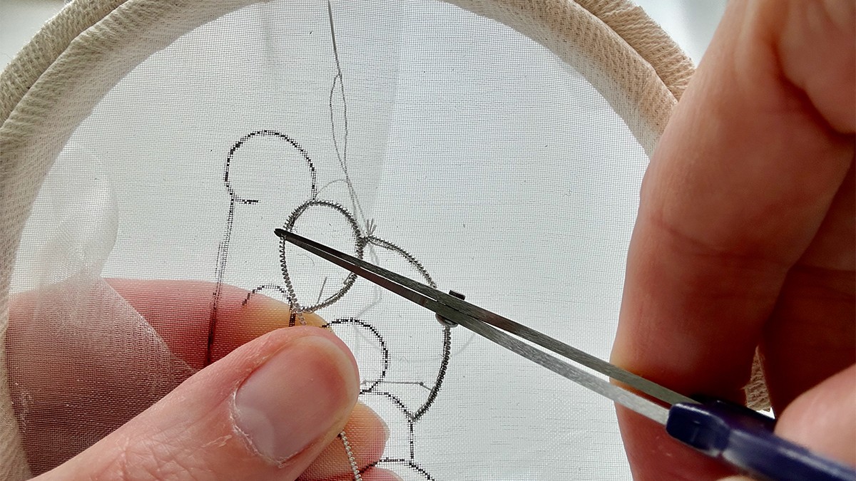 Broche Bijoux en forme de Lune Embrumée avec Cannetille et Fil Kreinik : Etape 4 Broche Bijoux en forme de Lune Embrumée avec Cannetille et Fil Kreinik : Etape 4