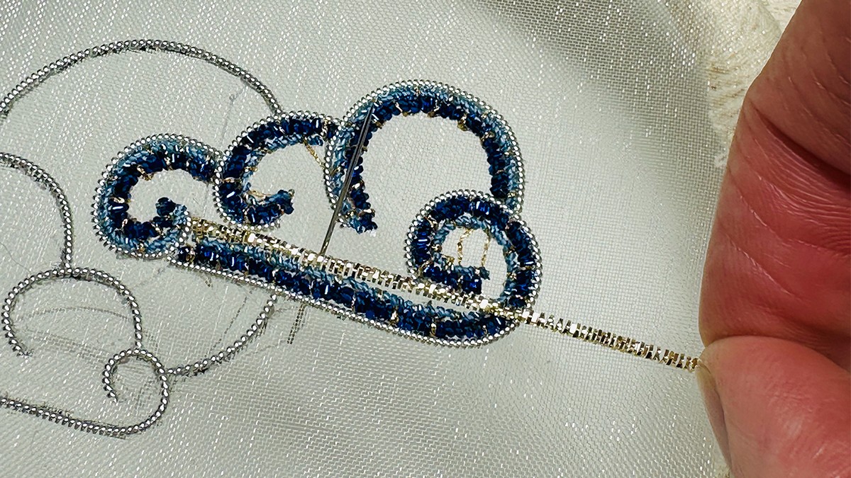 Broche Bijoux en forme de Lune Embrumée avec Cannetille et Fil Kreinik : Etape 7 Broche Bijoux en forme de Lune Embrumée avec Cannetille et Fil Kreinik : Etape 7