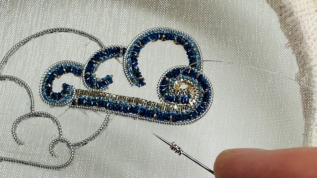 Broche Bijoux en forme de Lune Embrumée avec Cannetille et Fil Kreinik : Etape 8 Broche Bijoux en forme de Lune Embrumée avec Cannetille et Fil Kreinik : Etape 8