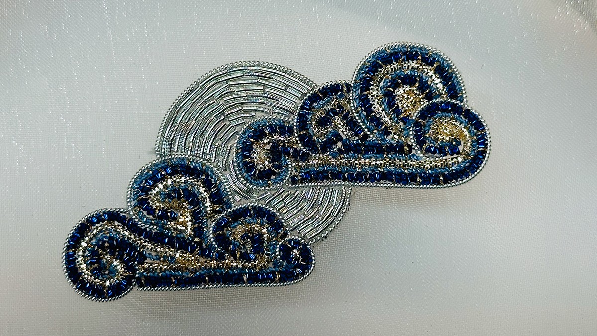 Broche Bijoux en forme de Lune Embrumée avec Cannetille et Fil Kreinik : Etape 10 Broche Bijoux en forme de Lune Embrumée avec Cannetille et Fil Kreinik : Etape 10