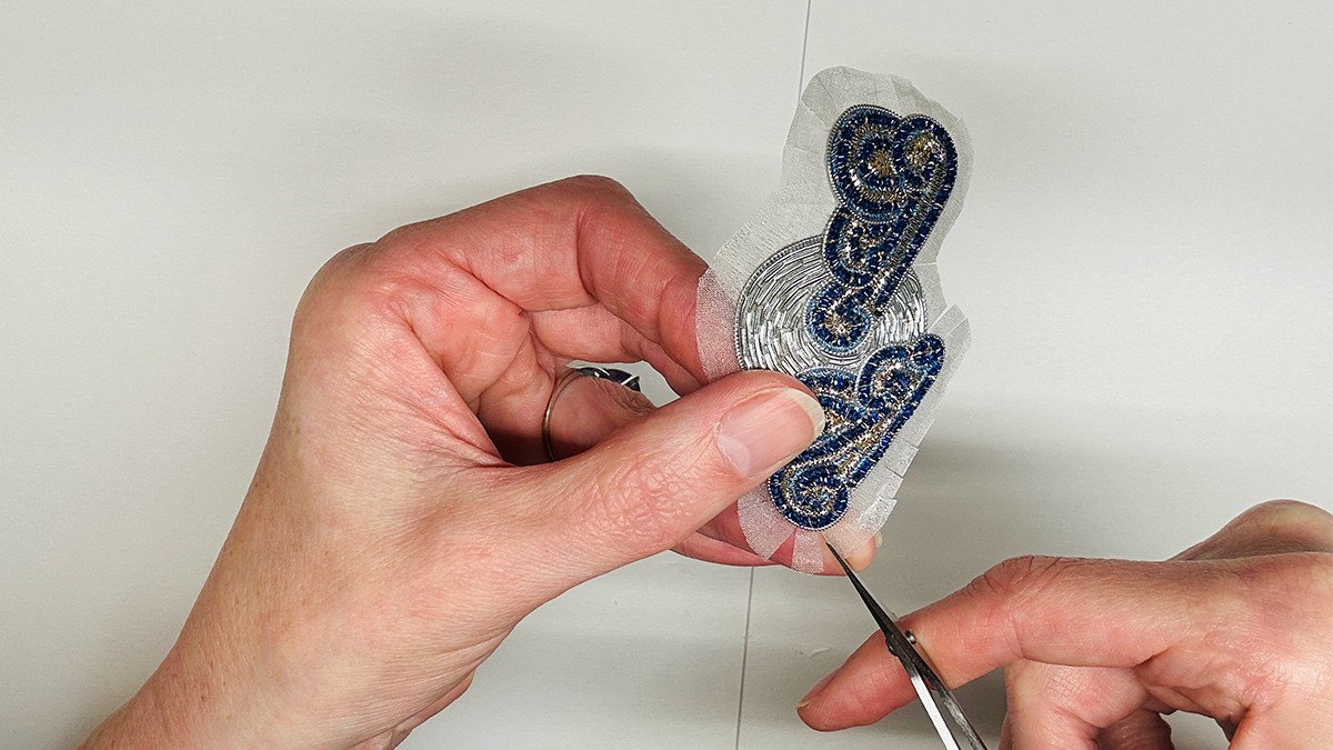 Broche Bijoux en forme de Lune Embrumée avec Cannetille et Fil Kreinik : Etape 12 Broche Bijoux en forme de Lune Embrumée avec Cannetille et Fil Kreinik : Etape 12