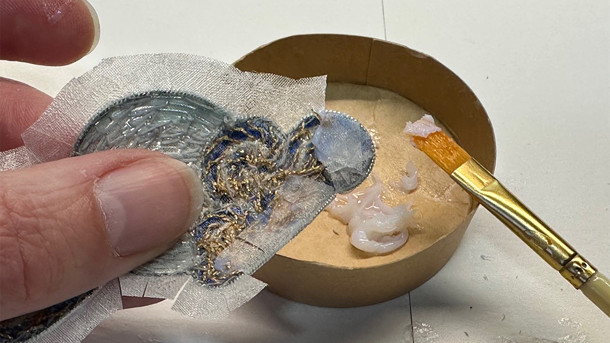 Broche Bijoux en forme de Lune Embrumée avec Cannetille et Fil Kreinik : Etape 13 Broche Bijoux en forme de Lune Embrumée avec Cannetille et Fil Kreinik : Etape 13