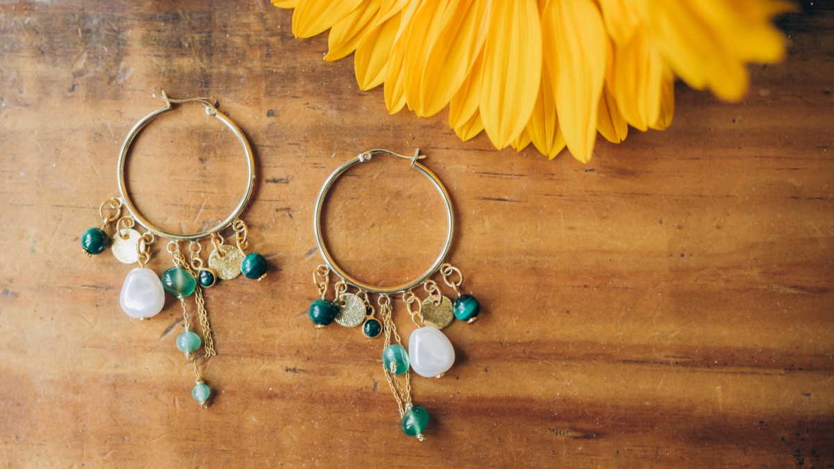 Créoles multi breloques avec pierres naturelles