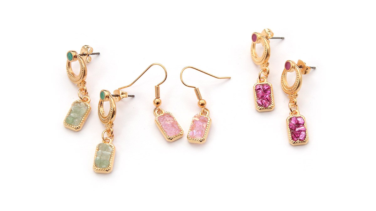 Boucles d'oreilles en résine avec éclats de pierre et de verre concassé : Etape 3 Boucles d'oreilles en résine avec éclats de pierre et de verre concassé : Etape 3