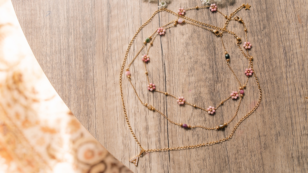 Colliers avec pierres naturelles et breloque lettre