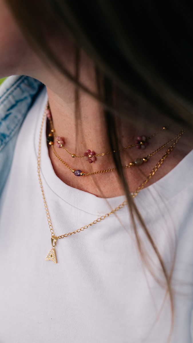 Colliers avec pierres naturelles et breloque lettre