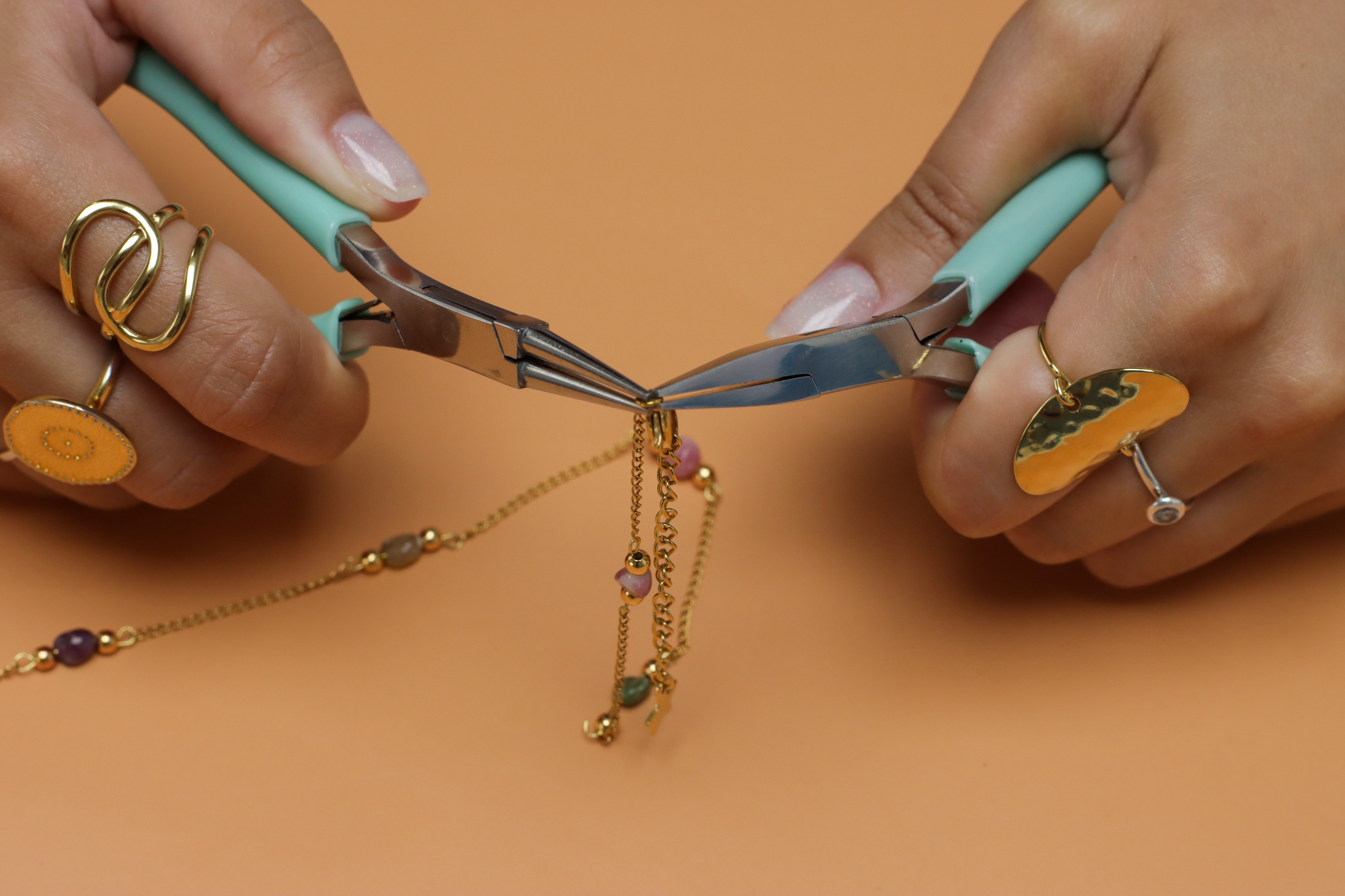 Colliers avec pierres naturelles et breloque lettre : Etape 8 Colliers avec pierres naturelles et breloque lettre : Etape 8