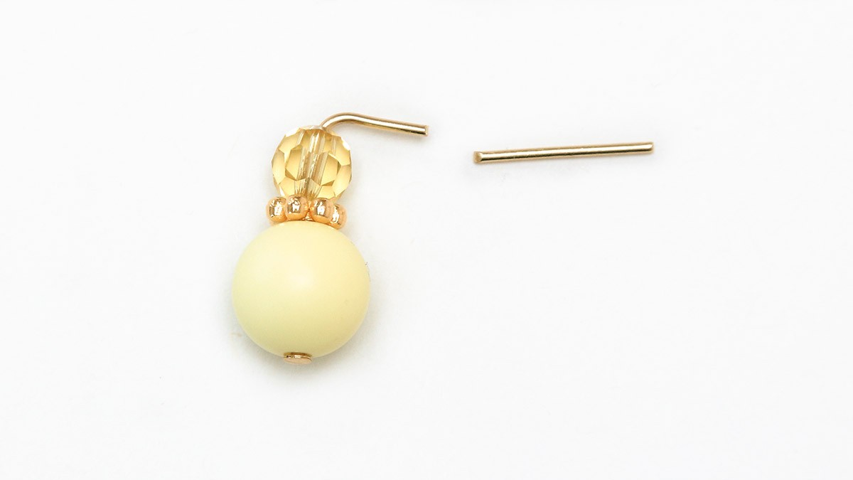 Boucles d'oreilles en cristal et perles colorées : Etape 1