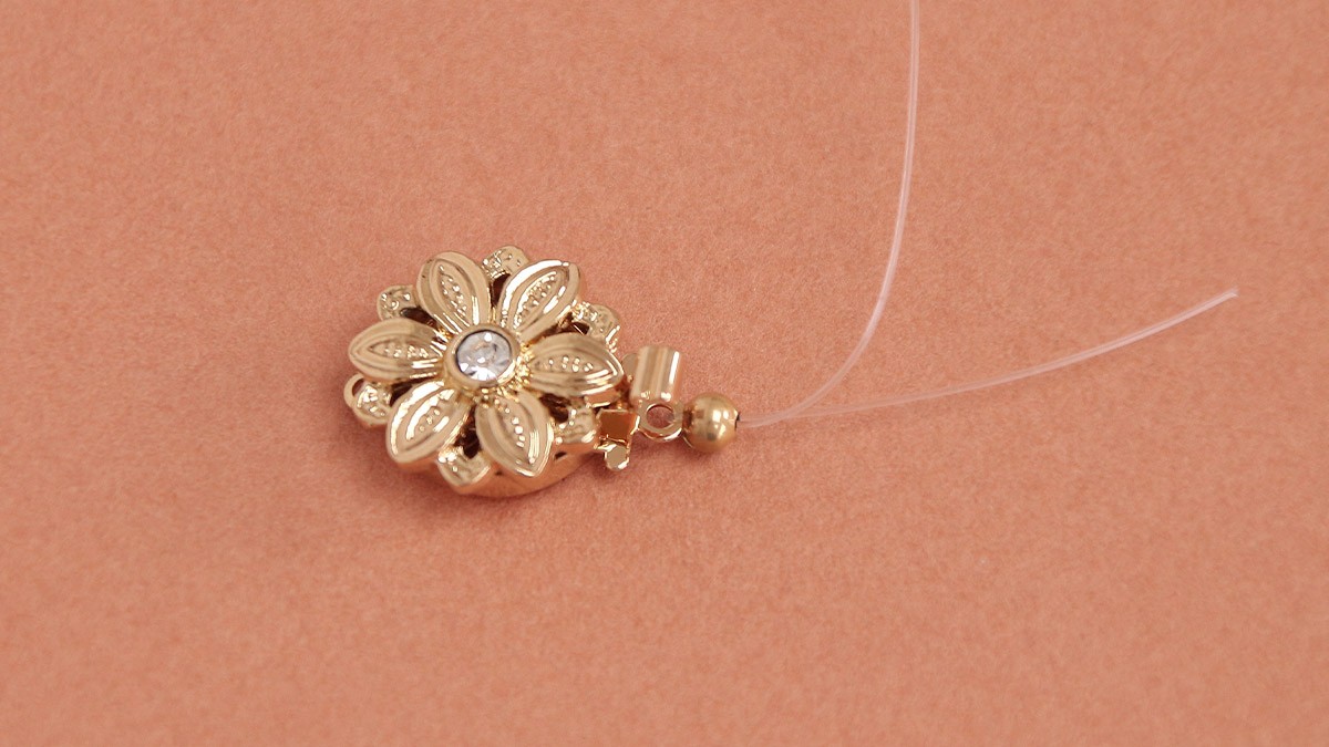 Bracelet en perles nacrées et fermoir fleur vintage : Etape 1