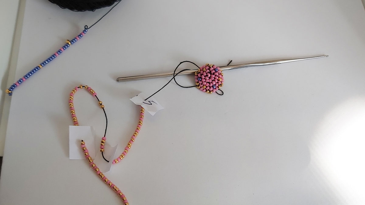 Boule de Noël en spirale au crochet bleue et rose : Etape 3