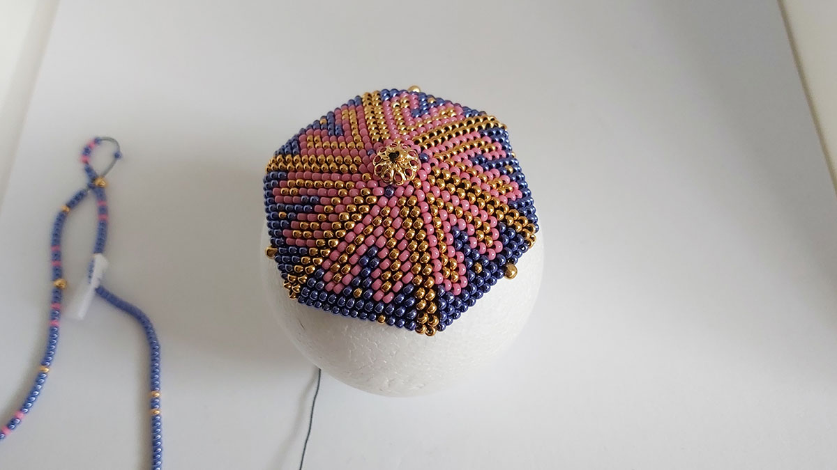 Boule de Noël en spirale au crochet bleue et rose : Etape 5