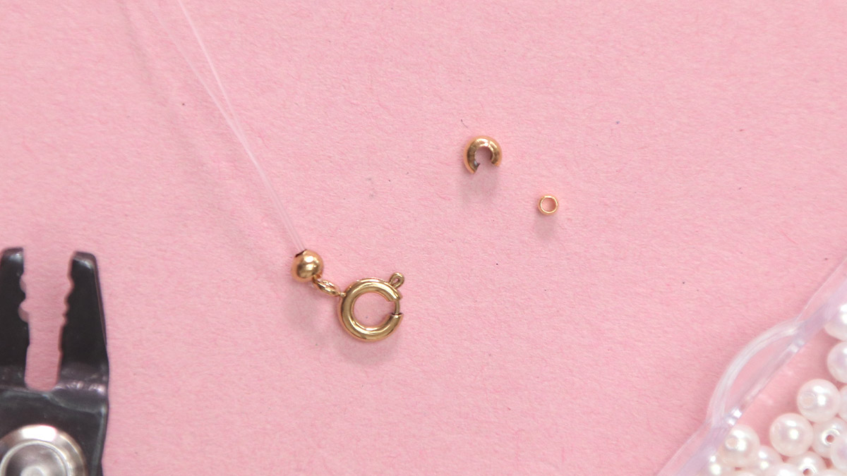 Bracelet de cheville pour les fêtes en perles nacrées : Etape 1 Bracelet de cheville pour les fêtes en perles nacrées : Etape 1