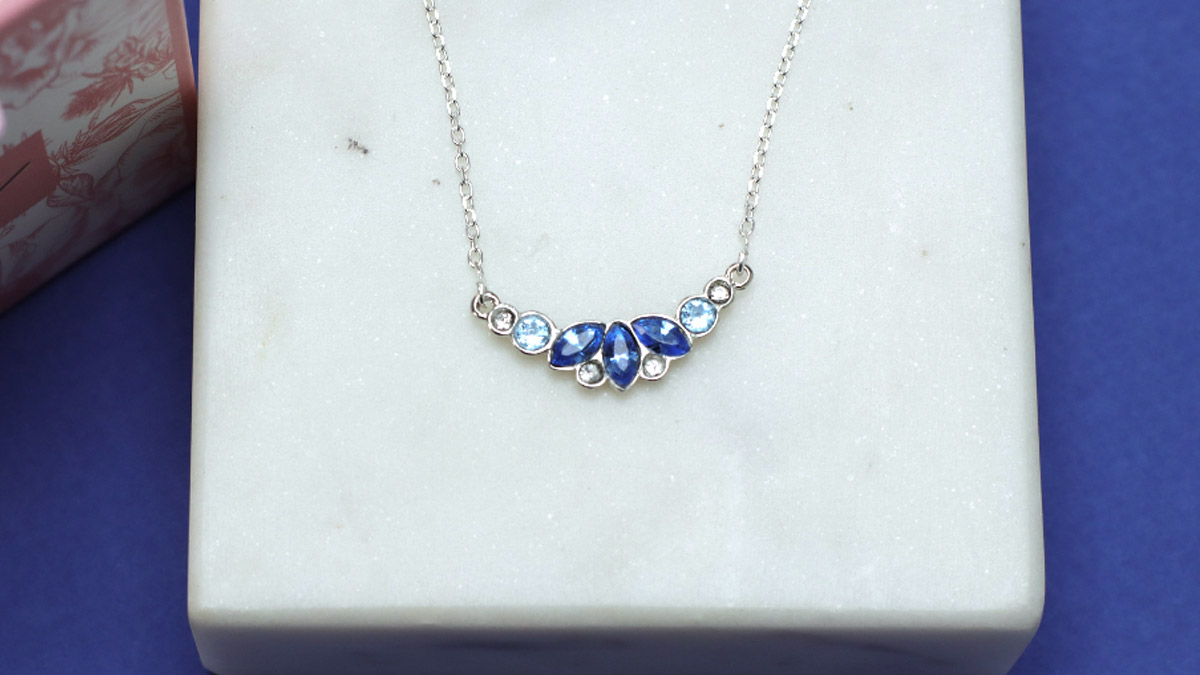 Schéma Collier argenté avec cristaux bleus Schéma Collier argenté avec cristaux bleus