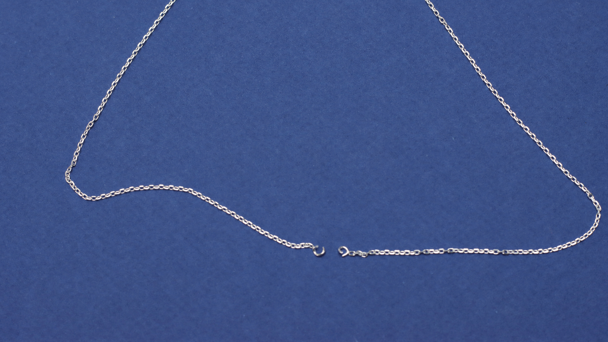 Collier argenté avec cristaux bleus : Etape 1 Collier argenté avec cristaux bleus : Etape 1