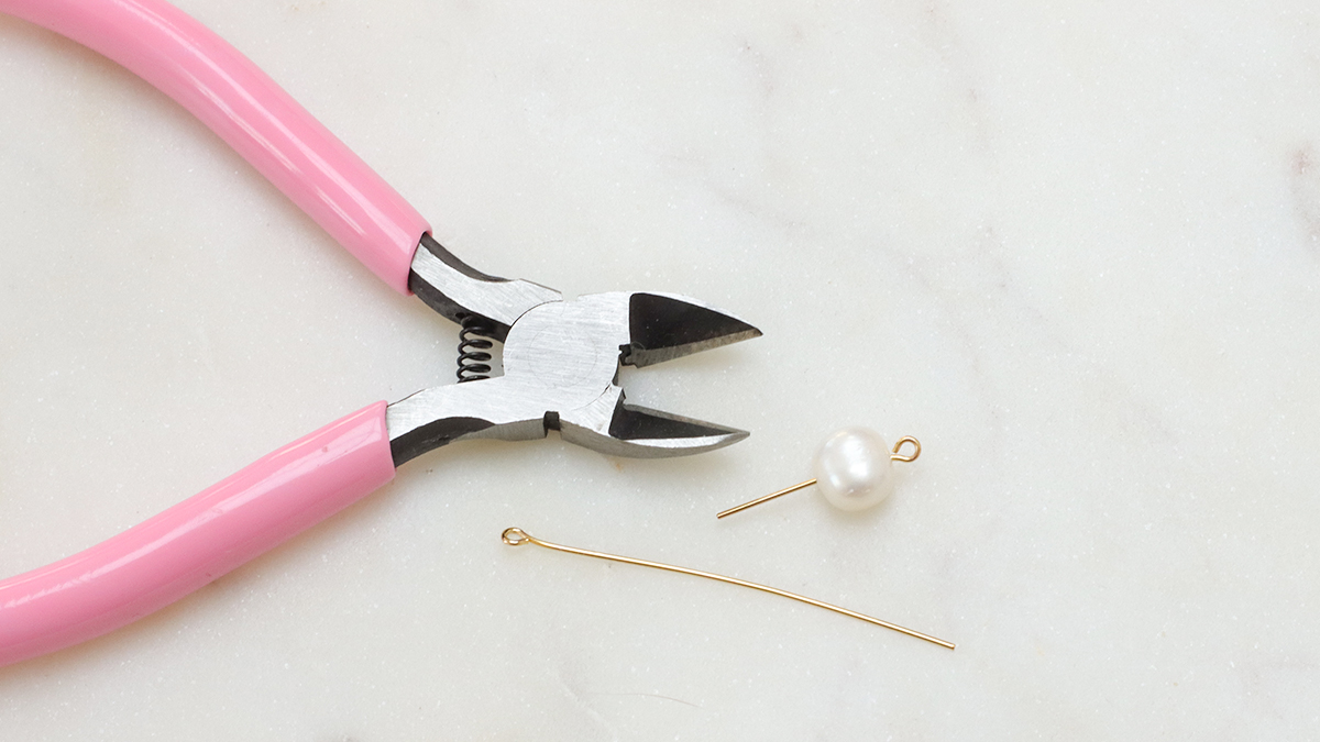 Boucles d'oreilles cascade en perles d'eau douce : Etape 1 Boucles d'oreilles cascade en perles d'eau douce : Etape 1