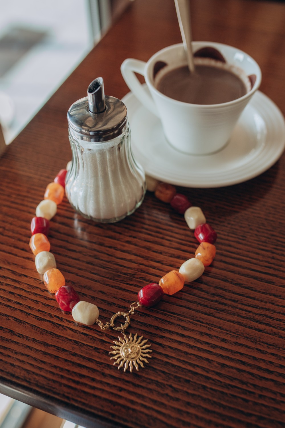 Schéma Collier perles XXL colorées avec pendentif soleil