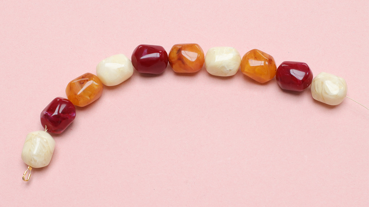 Collier perles XXL colorées avec pendentif soleil : Etape 3