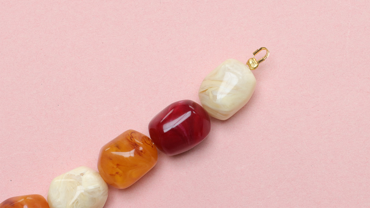 Collier perles XXL colorées avec pendentif soleil : Etape 4