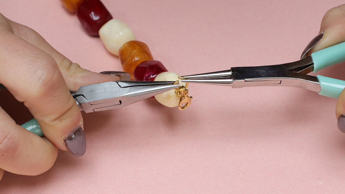 Collier perles XXL colorées avec pendentif soleil : Etape 5