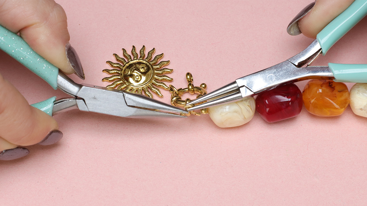 Collier perles XXL colorées avec pendentif soleil : Etape 6