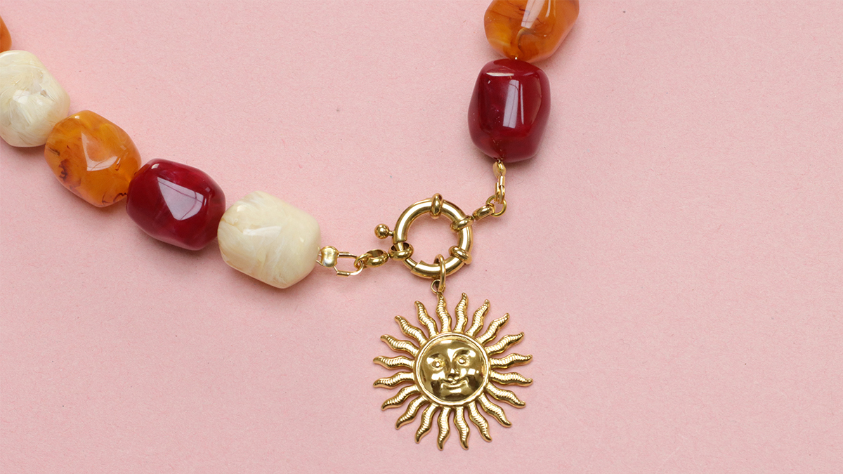 Collier perles XXL colorées avec pendentif soleil : Etape 7