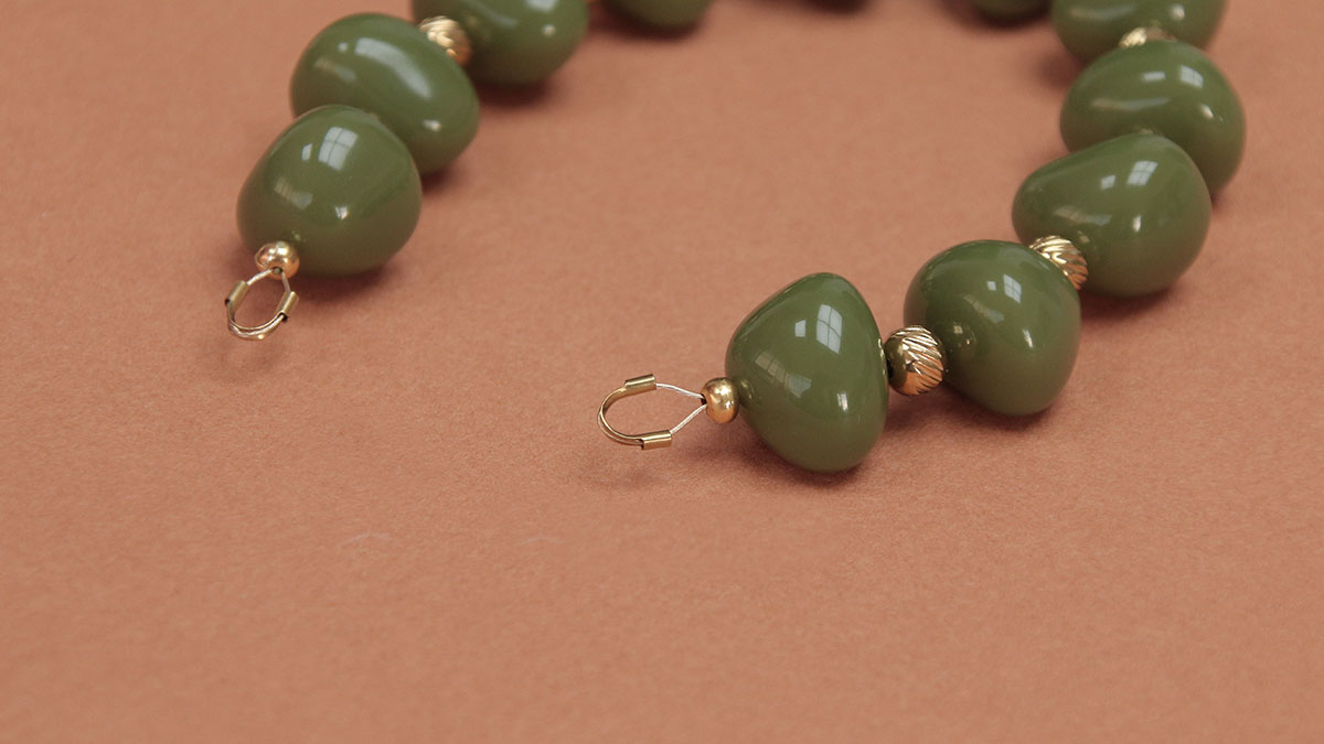 Bracelet perles résine kaki : Etape 4 Bracelet perles résine kaki : Etape 4