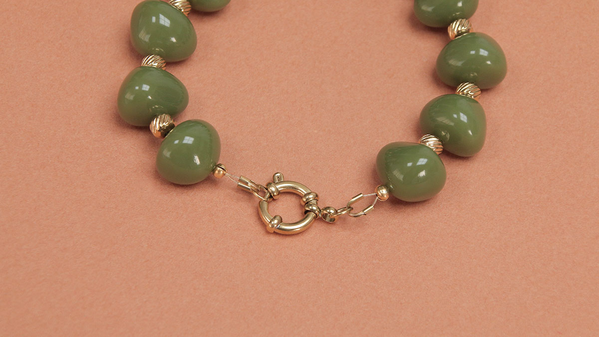 Bracelet perles résine kaki : Etape 5 Bracelet perles résine kaki : Etape 5