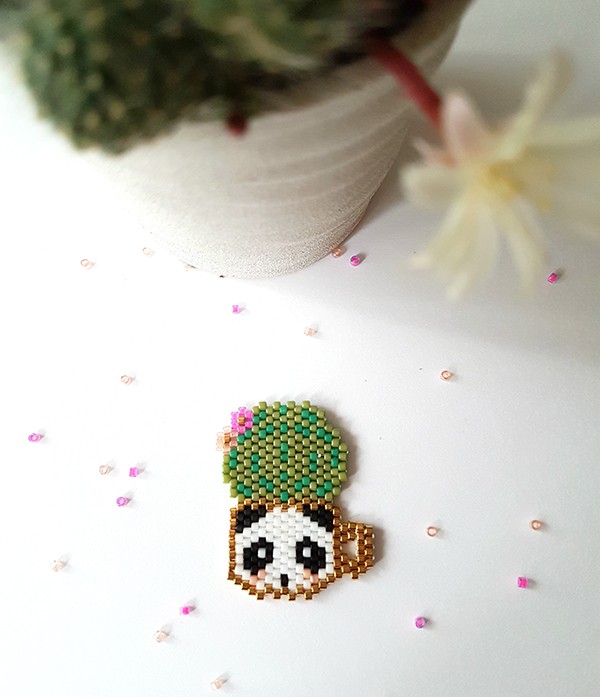 Schéma Broche Tasse panda et cactus en perles Miyuki avec un tissage brick stitch Schéma Broche Tasse panda et cactus en perles Miyuki avec un tissage brick stitch