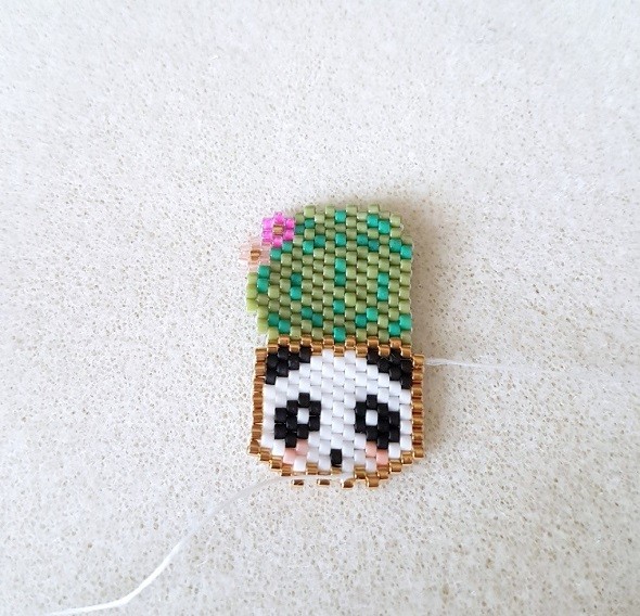 Broche Tasse panda et cactus en perles Miyuki avec un tissage brick stitch : Etape 6 Broche Tasse panda et cactus en perles Miyuki avec un tissage brick stitch : Etape 6