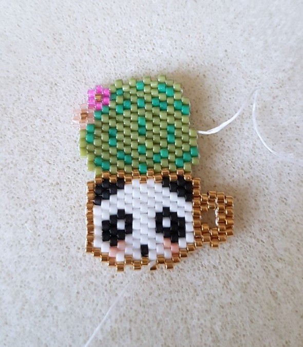 Broche Tasse panda et cactus en perles Miyuki avec un tissage brick stitch : Etape 8 Broche Tasse panda et cactus en perles Miyuki avec un tissage brick stitch : Etape 8