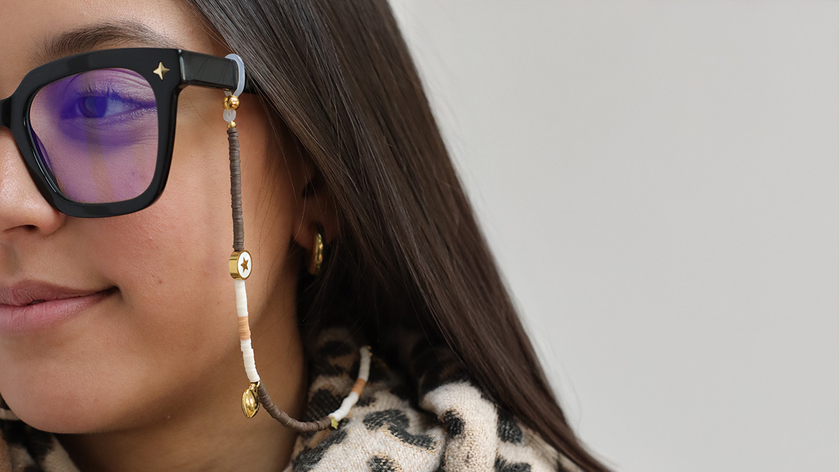 Cordon de lunettes avec des perles heishi couleur Mocha Mousse Cordon de lunettes avec des perles heishi couleur Mocha Mousse