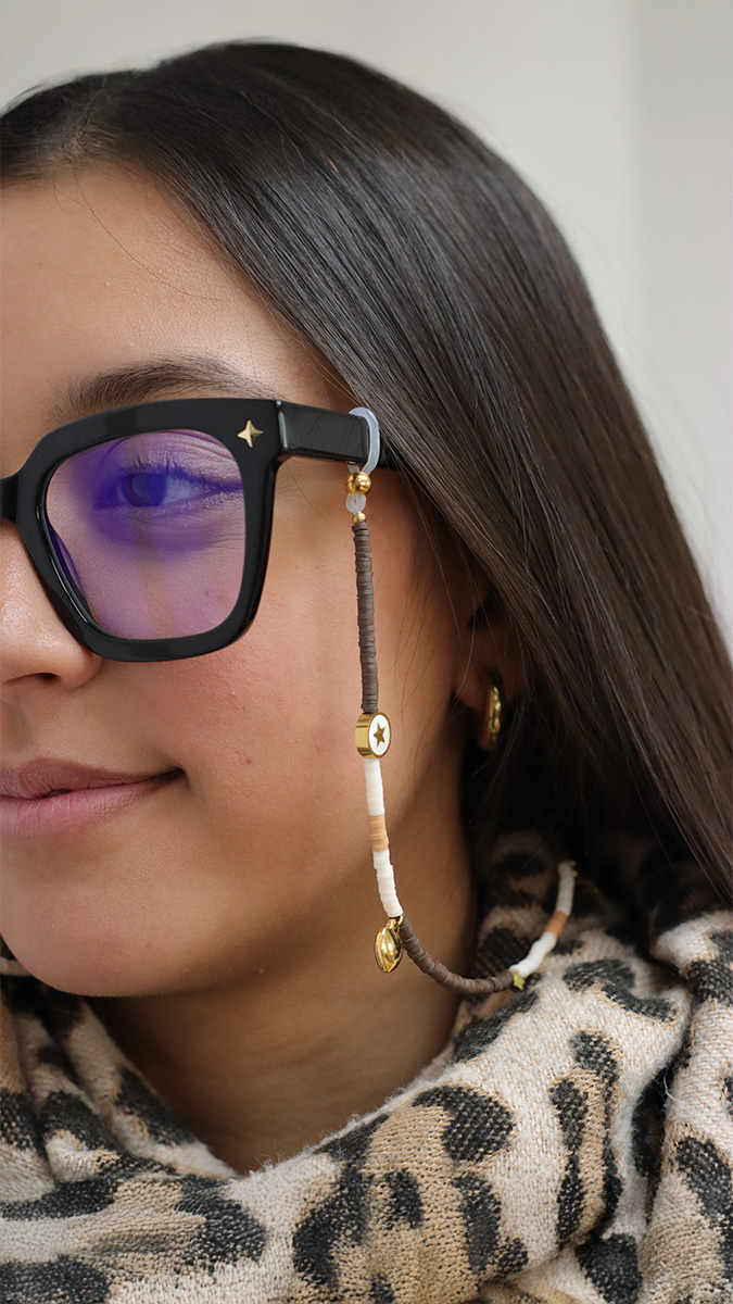 Cordon de lunettes avec des perles heishi couleur Mocha Mousse