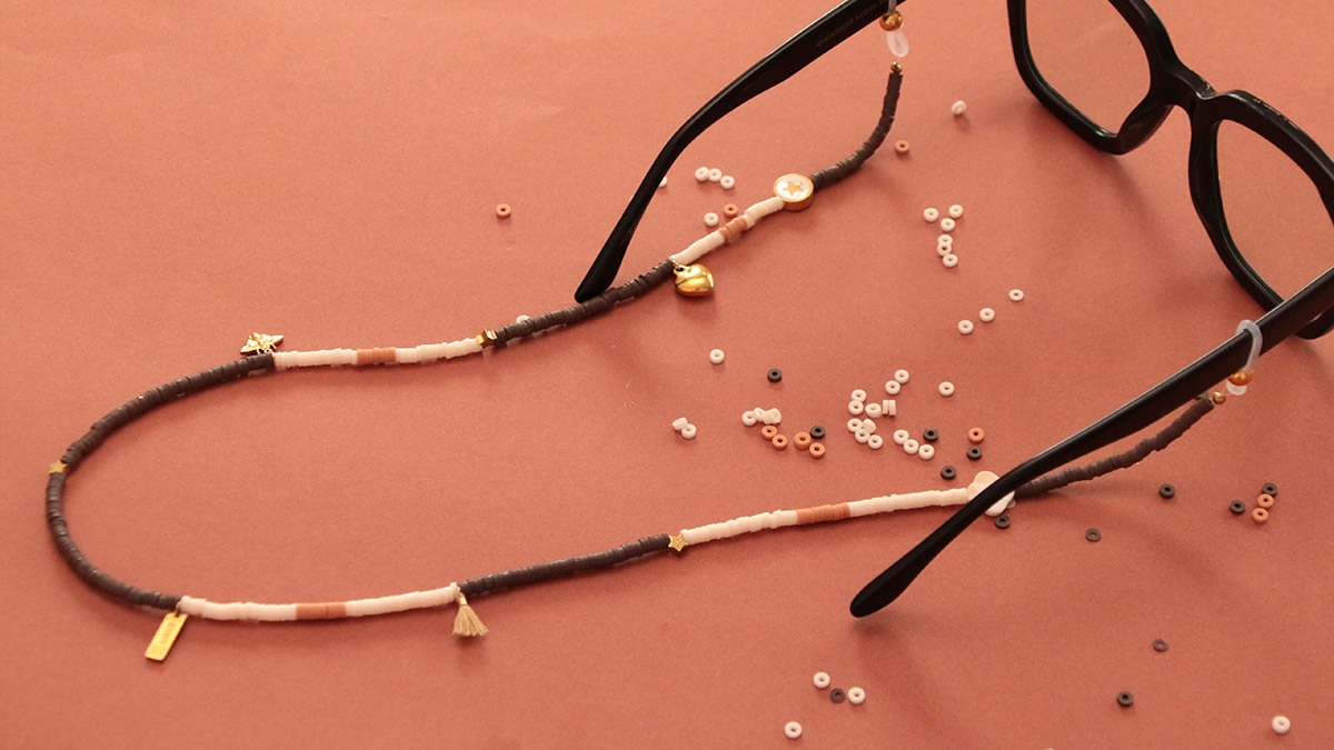 Cordon de lunettes avec des perles heishi couleur Mocha Mousse : Etape 2