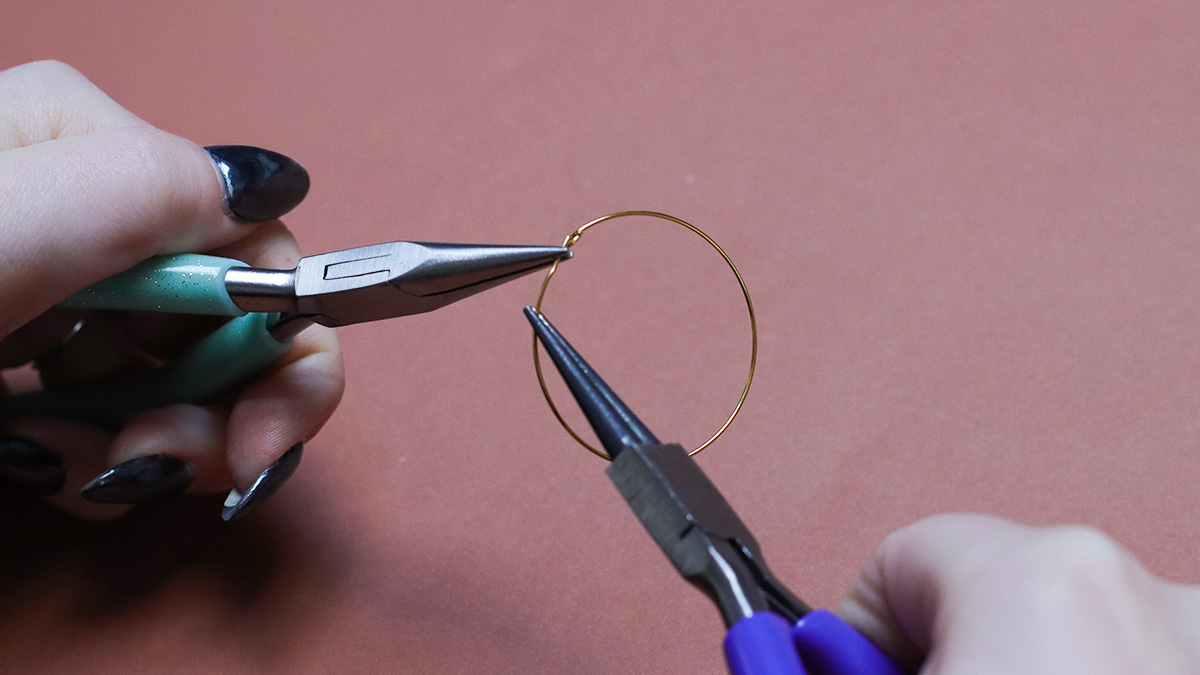 Créoles perlées en pierres naturelles oeil de tigre : Etape 1 Créoles perlées en pierres naturelles oeil de tigre : Etape 1