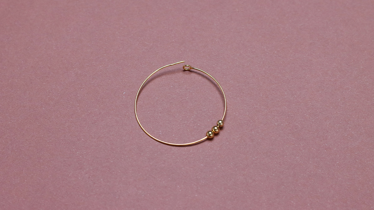 Créoles perlées en pierres naturelles oeil de tigre : Etape 2 Créoles perlées en pierres naturelles oeil de tigre : Etape 2