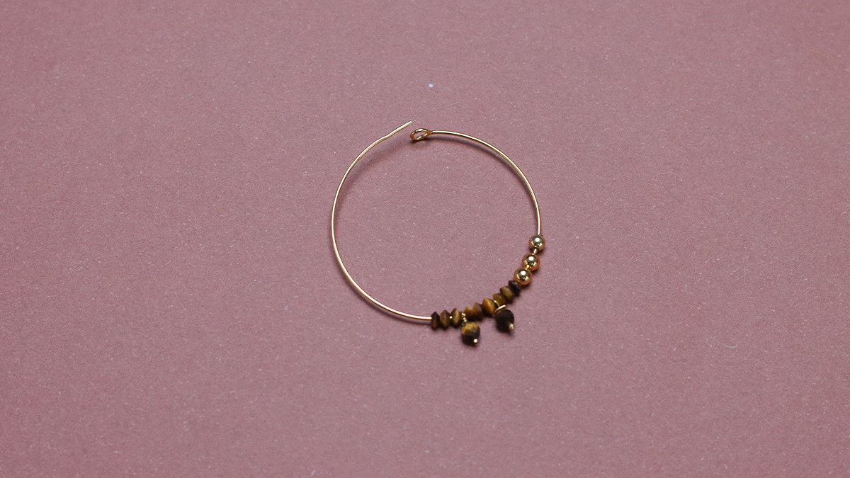 Créoles perlées en pierres naturelles oeil de tigre : Etape 3 Créoles perlées en pierres naturelles oeil de tigre : Etape 3