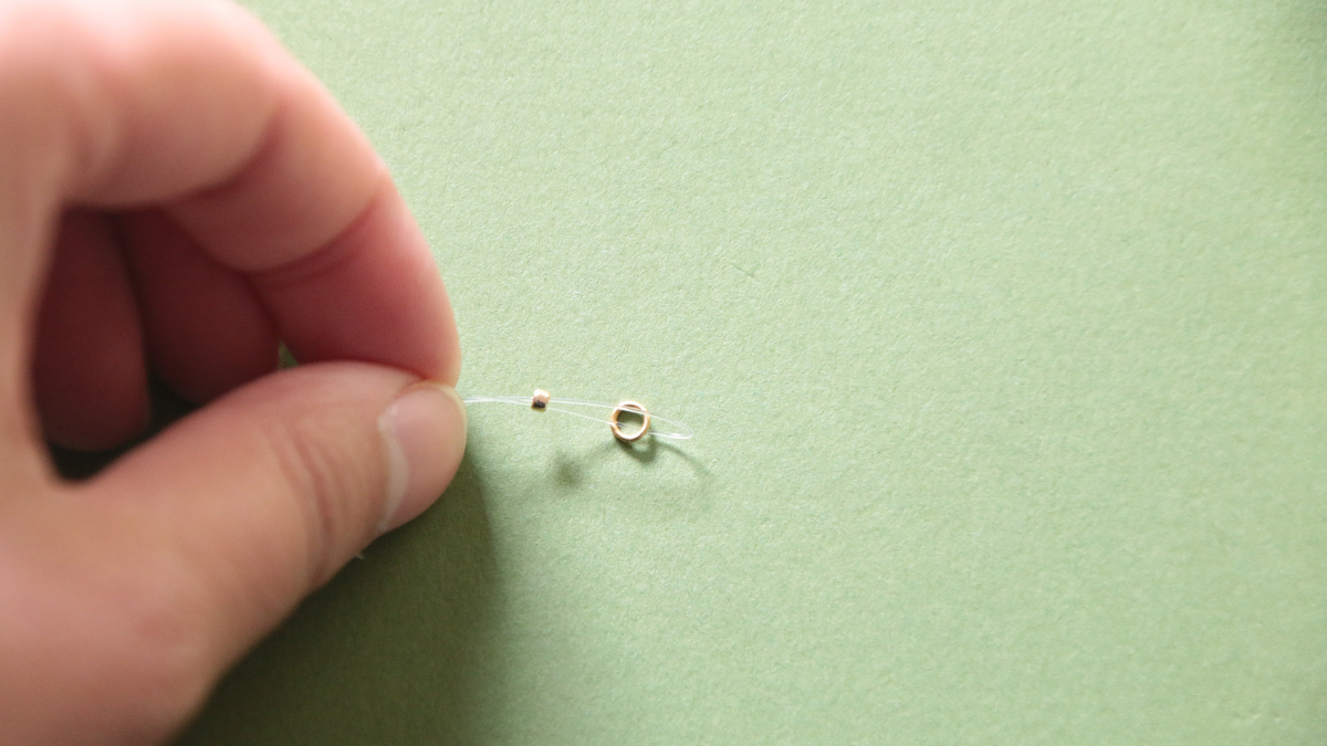 Bracelet rose avec perles en résine et breloque fleur : Etape 1