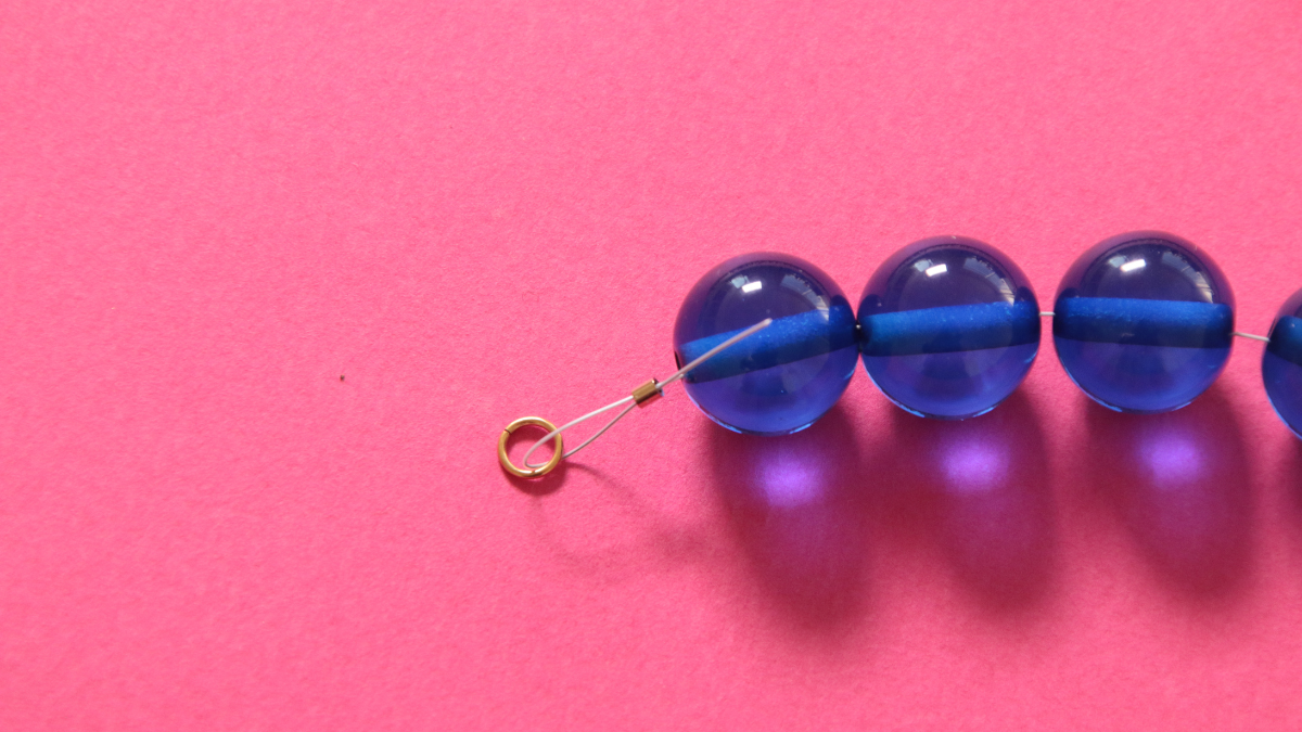 Collier avec grosses perles et pendentif papillon : Etape 2 Collier avec grosses perles et pendentif papillon : Etape 2